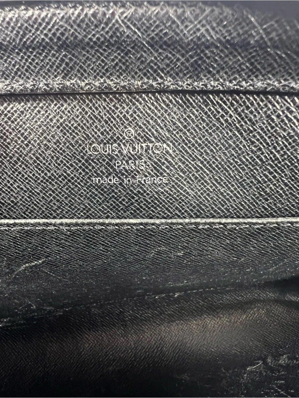 7091: Louis Vuitton Taiga Leather Zip Wristlet Clutch Black